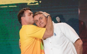 Flávio chama operação da PF de “humilhação” e diz: “Fica firme, pai”
