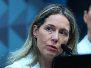 Thaisa Hoffmann, envolvida na farra do INSS, é questionada sobre parentesco com político do Paraná e emudece (veja o vídeo)
