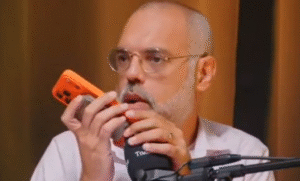 Ao vivo, Allan dos Santos surpreende e liga para o Gabinete de Jandira Feghali