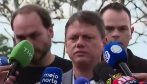 Tarcísio visita Bolsonaro e solta o verbo ao deixar a prisão