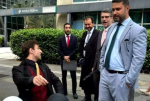 Léo Lins é absolvido em 2ª instância de absurda condenação e não perde a piada (veja o vídeo)