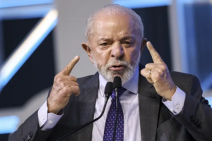 Lula abandona discurso do “amor” e fala em “guerra” nas eleições