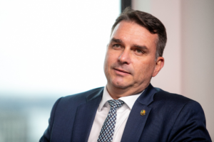 Inesperadamente, antigo “inimigo” se une a Flávio contra Lula