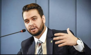 Deputado visita Filipe Martins e faz relatos assustadores sobre a situação do ex-assessor de Bolsonaro na prisão