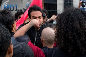 Rubinho Nunes toma soco na cara durante protesto de estudantes da USP em SP. Veja vídeo