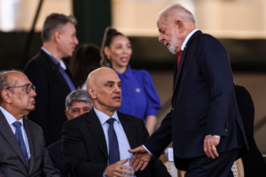 Às vésperas da eleição, Lula amplia controle sobre redes sociais e Gilmar ‘aplaude’ descaradamente