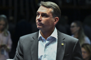 Pedido da PGR pode atingir Flávio Bolsonaro em cheio às vésperas da eleição