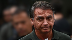 Mesmo em sofrimento, Bolsonaro arruma forças para fazer “brincadeira” com advogado