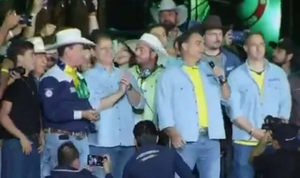 Flávio Bolsonaro é ovacionado em Barretos (veja o vídeo)