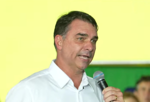 Flávio Bolsonaro faz uma inesperada promessa caso seja eleito