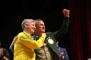 Pesquisa aponta a eleição dos 2 candidatos de direita para o Senado no RS e Manuela fora