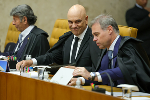 Moraes usa inquérito das fake news para pedir investigação contra André Mendonça