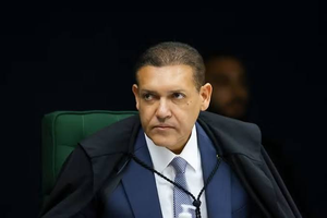 Nunes Marques não se cala perante Dino e aciona Fachin sobre interferências no TSE